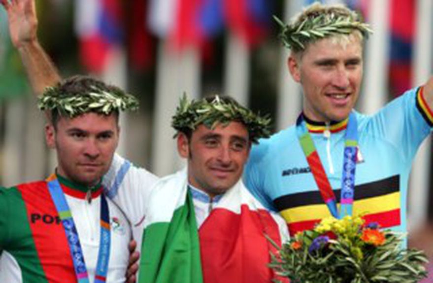 Da esquerda para a direita na imagem: Sérgio Paulinho, Paolo Bettini e Axel Merckx, trio que subiu ao pódio na prova de estrada dos Jogos Olímpicos de Atenas em 2004