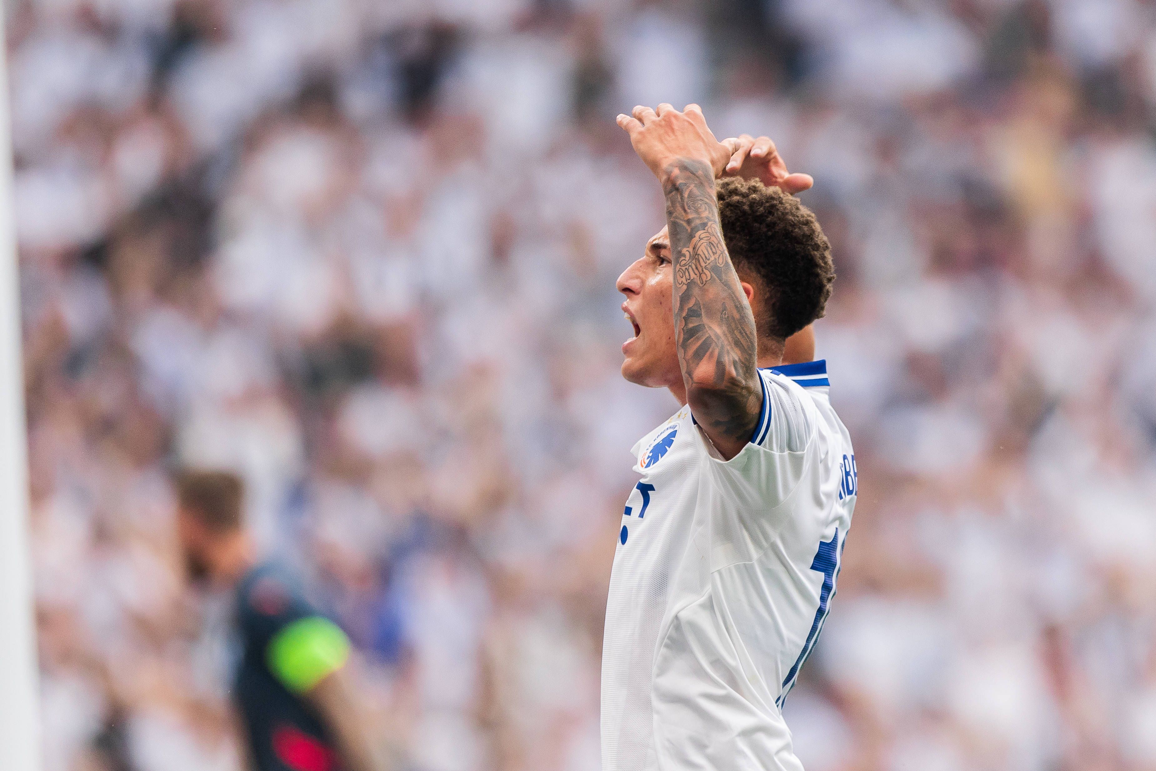 Robert depois de ter marcado, ao serviço do Copenhaga no jogo frente ao Malmo Foto: IMAGO