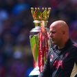 Liverpool, de Arne Slot (que na imagem passa ao lado do troféu de campeão da Premier League), começa nesta sexta-feira, 15 de agosto, a defesa do título com a receção ao Bournemouth