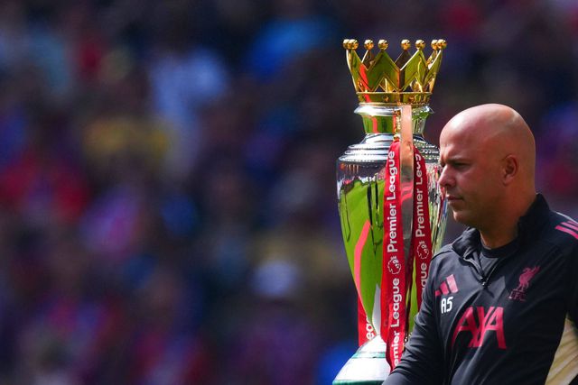 Liverpool, de Arne Slot (que na imagem passa ao lado do troféu de campeão da Premier League), começa nesta sexta-feira, 15 de agosto, a defesa do título com a receção ao Bournemouth