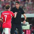 Bruno Lage cumprimenta Akturkoglu no jogo com o Nice que o Benfica venceu por 2-0 na Luz