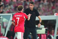 Bruno Lage cumprimenta Akturkoglu no jogo com o Nice que o Benfica venceu por 2-0 na Luz