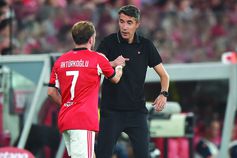 Bruno Lage cumprimenta Akturkoglu no jogo com o Nice que o Benfica venceu por 2-0 na Luz