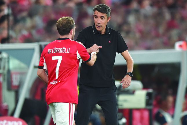 Bruno Lage cumprimenta Akturkoglu no jogo com o Nice que o Benfica venceu por 2-0 na Luz