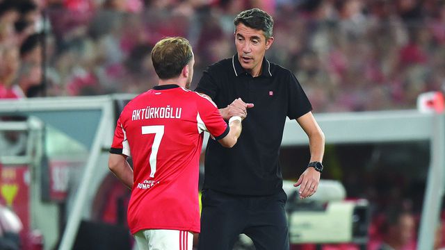 Bruno Lage cumprimenta Akturkoglu no jogo com o Nice que o Benfica venceu por 2-0 na Luz