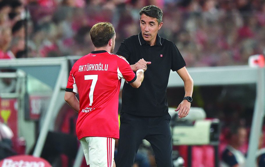 Bruno Lage cumprimenta Akturkoglu no jogo com o Nice que o Benfica venceu por 2-0 na Luz