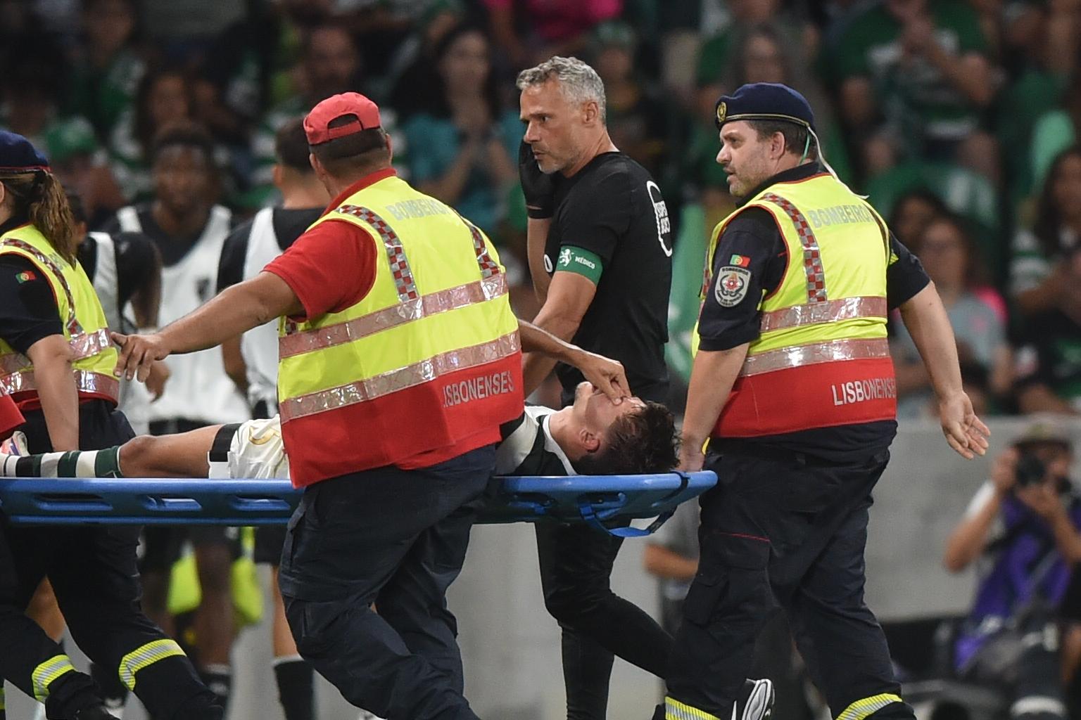Vagiannidis deixou o relvado de maca no jogo com o V. Guimarães - Foto: Miguel Nunes
