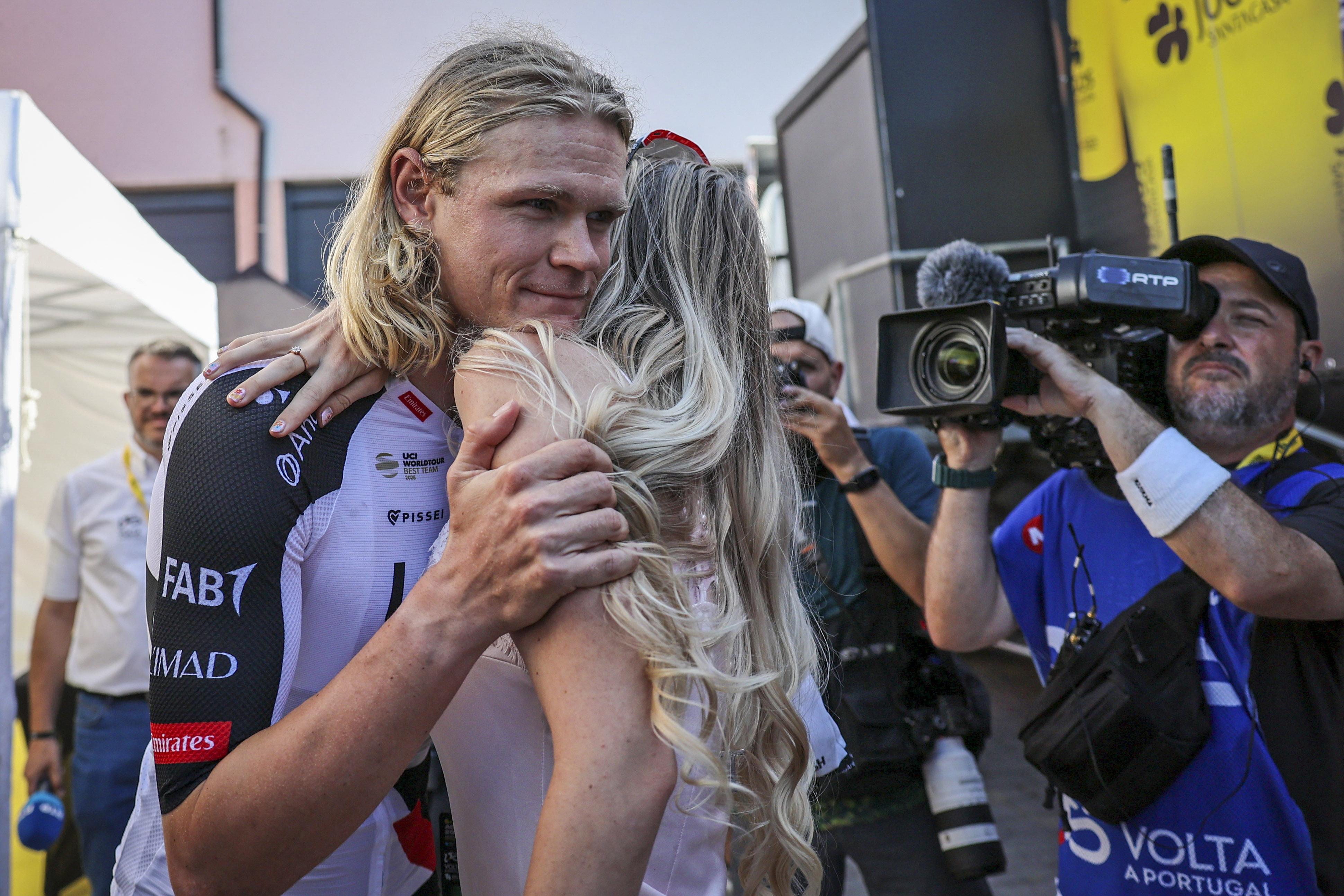 Julius Johansen quando venceu a quinta etapa da Volta a Portugal, a celebrar com a namorada (NUNO VEIGA/LUSA)