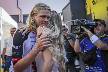 Julius Johansen quando venceu a quinta etapa da Volta a Portugal, a celebrar com a namorada (NUNO VEIGA/LUSA)