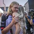 Julius Johansen quando venceu a quinta etapa da Volta a Portugal, a celebrar com a namorada (NUNO VEIGA/LUSA)