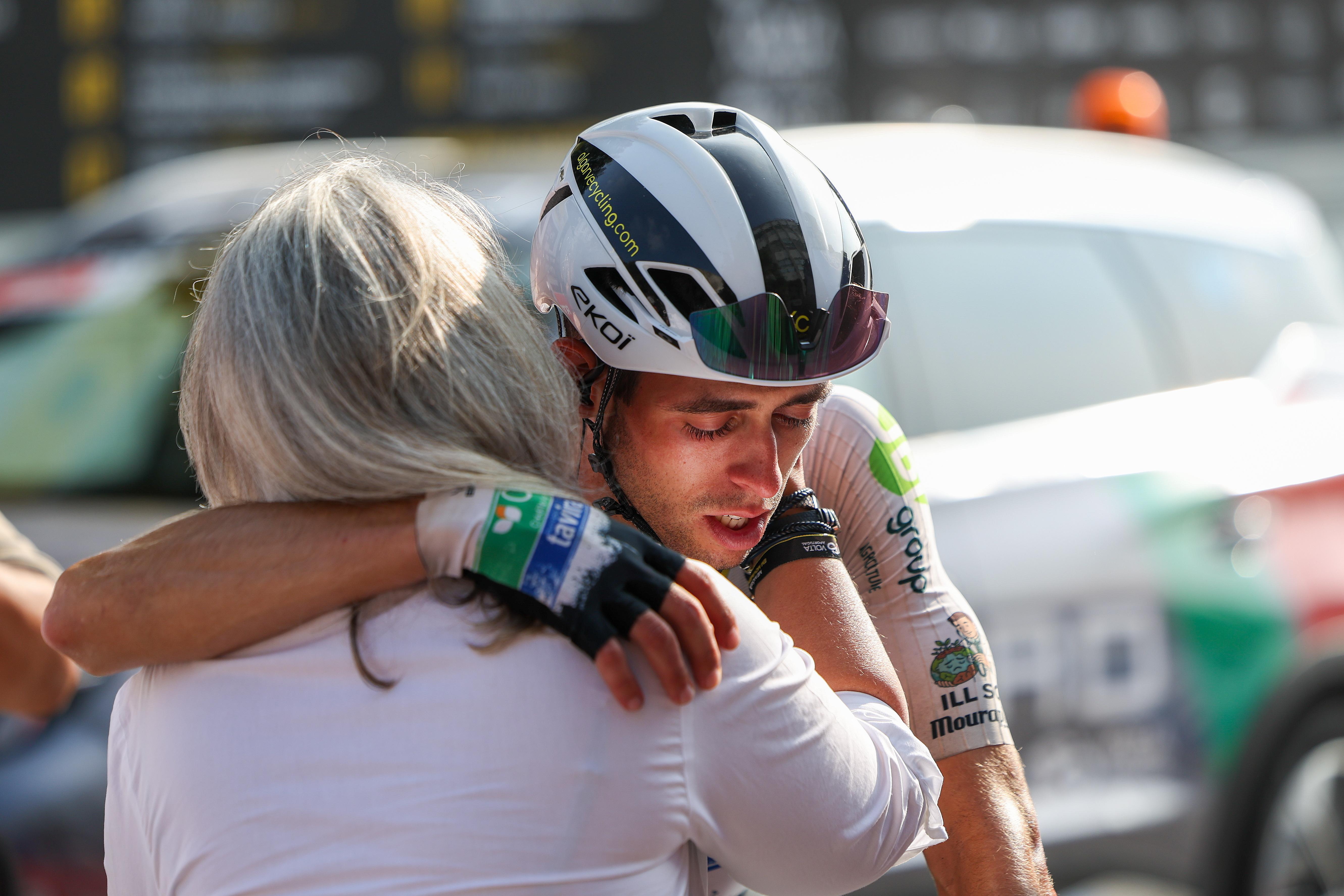 Um dia difícil para os ciclistas da Volta e os familiares (Foto Nuno Veiga/Lusa)