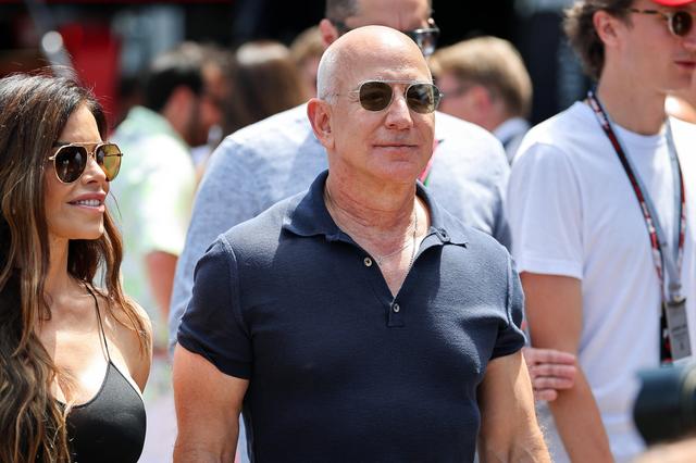 Jeff Bezos, terceira pessoa mais rica do mundo, com a mulher Lauren Sánchez