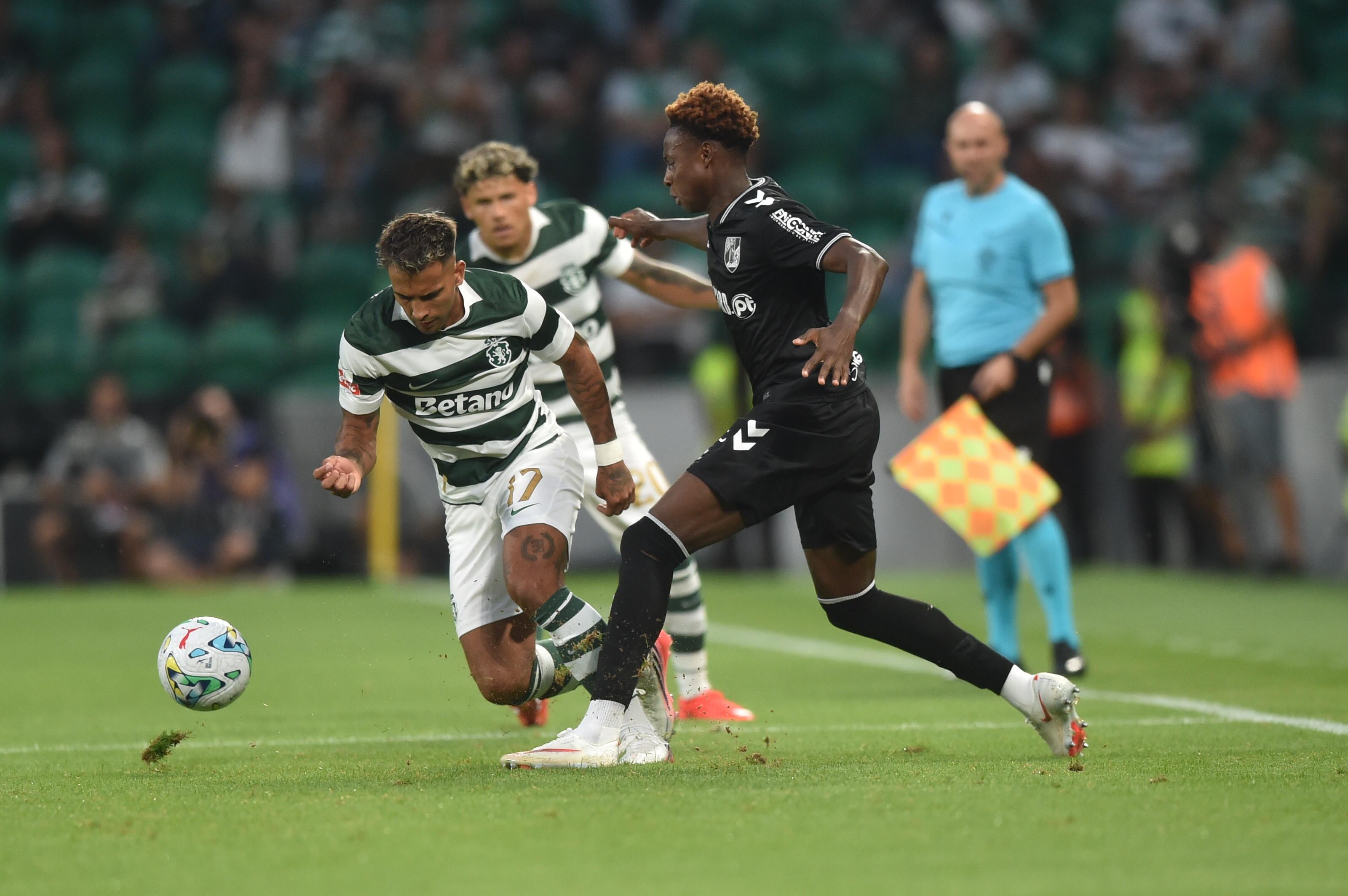 Zalazar foge a um adversario no jogo entre o Sporting e o V. Guimarães - Foto: Miguel Nunes
