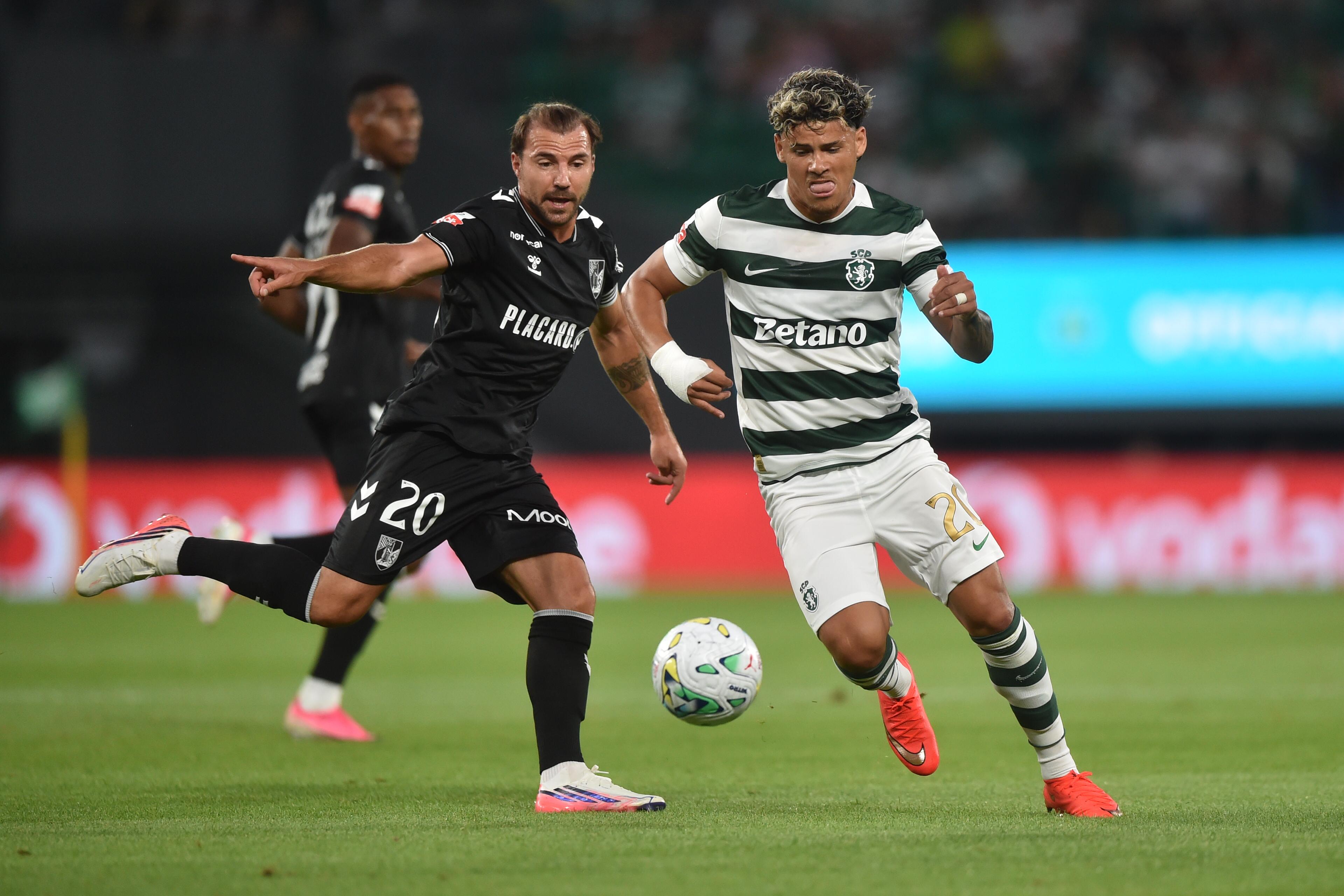 Maxi Araújo foge a Samú no jogo entre o Sporting e o V. Guimarães - Foto: Miguel Nunes