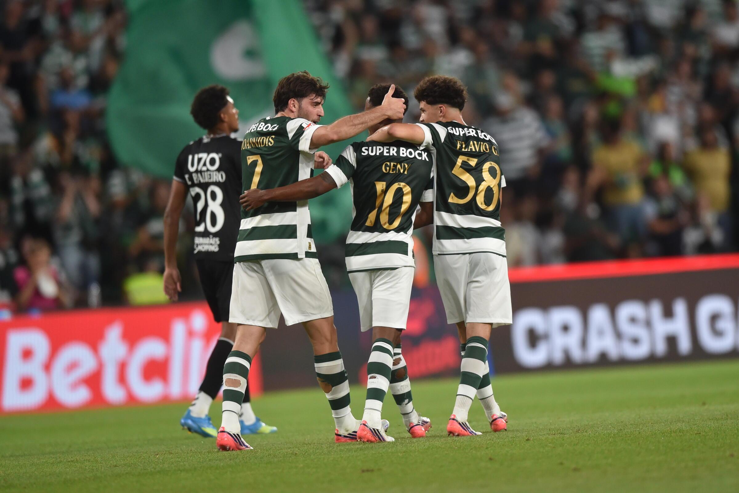 Ioannidis agradece a Geny o trabalho no golo que marcou e começou nos pés de Flávio Gonçalves - Foto: Miguel Nunes