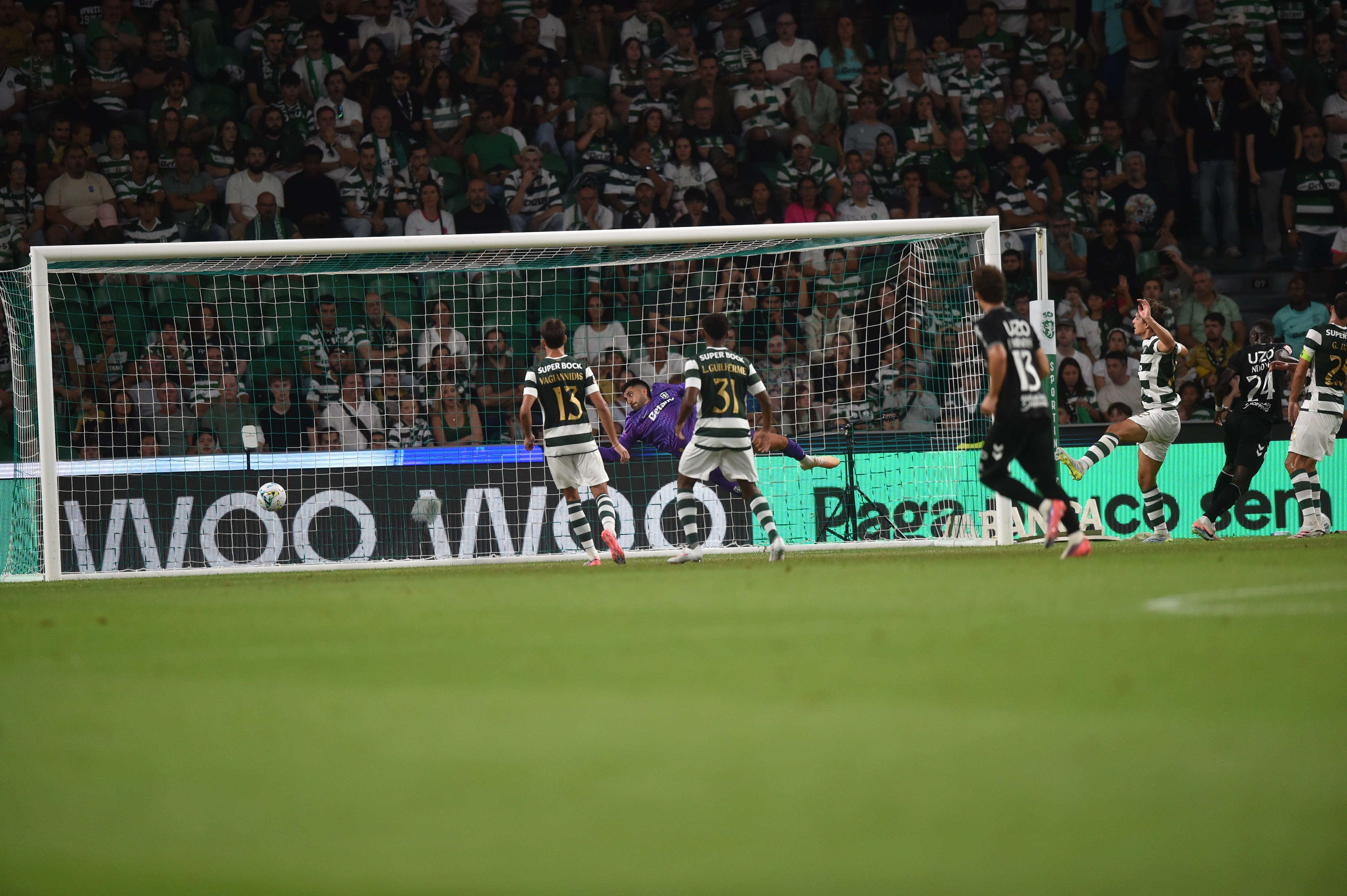 Alioune Ndoye gelou Alvalade quando reduziu para o V. Guimarães para 3-2 - Foto: Miguel Nunes