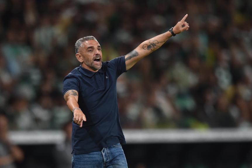Rui Borges no banco do Sporting no jogo frente ao V. Guimarães - Foto: Miguel Nunes