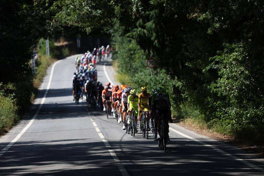 O pelotão na 8.ª etapa da Volta a Portugal 2026. - FOTO: LUSA/NUNO VEIGA