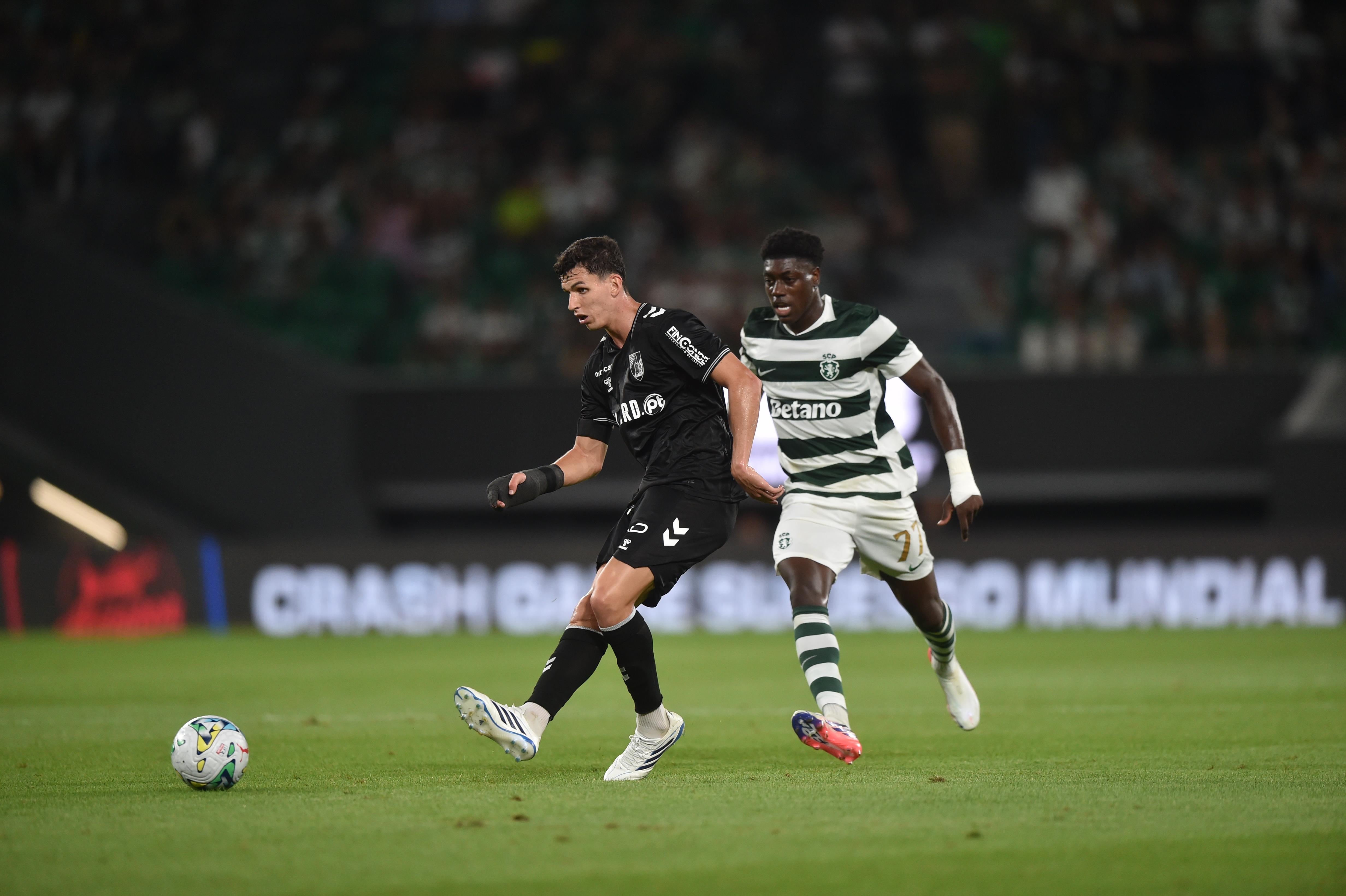 Doumbia pressiona Gonçalo Nogueira Flávio no jogo entre o Sporting e o V. Guimarães - Foto: Miguel Nunes