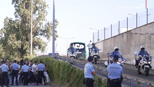 Centenas de adeptos recebem autocarro do Sporting em Alvalade