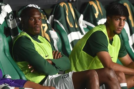 Ibrahima Ba no banco do Sporting, ao lado de Rafael Nel - Foto: Miguel Nunes