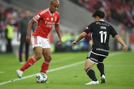 Em 2023, João Mário ainda adiantou a turma de Roger Schmidt, mas Larrazabal fez o empate já perto do final da partida. Foto: Miguel Nunes