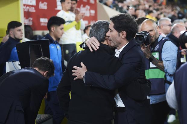 Abraço entre Valverde e Marcelino
