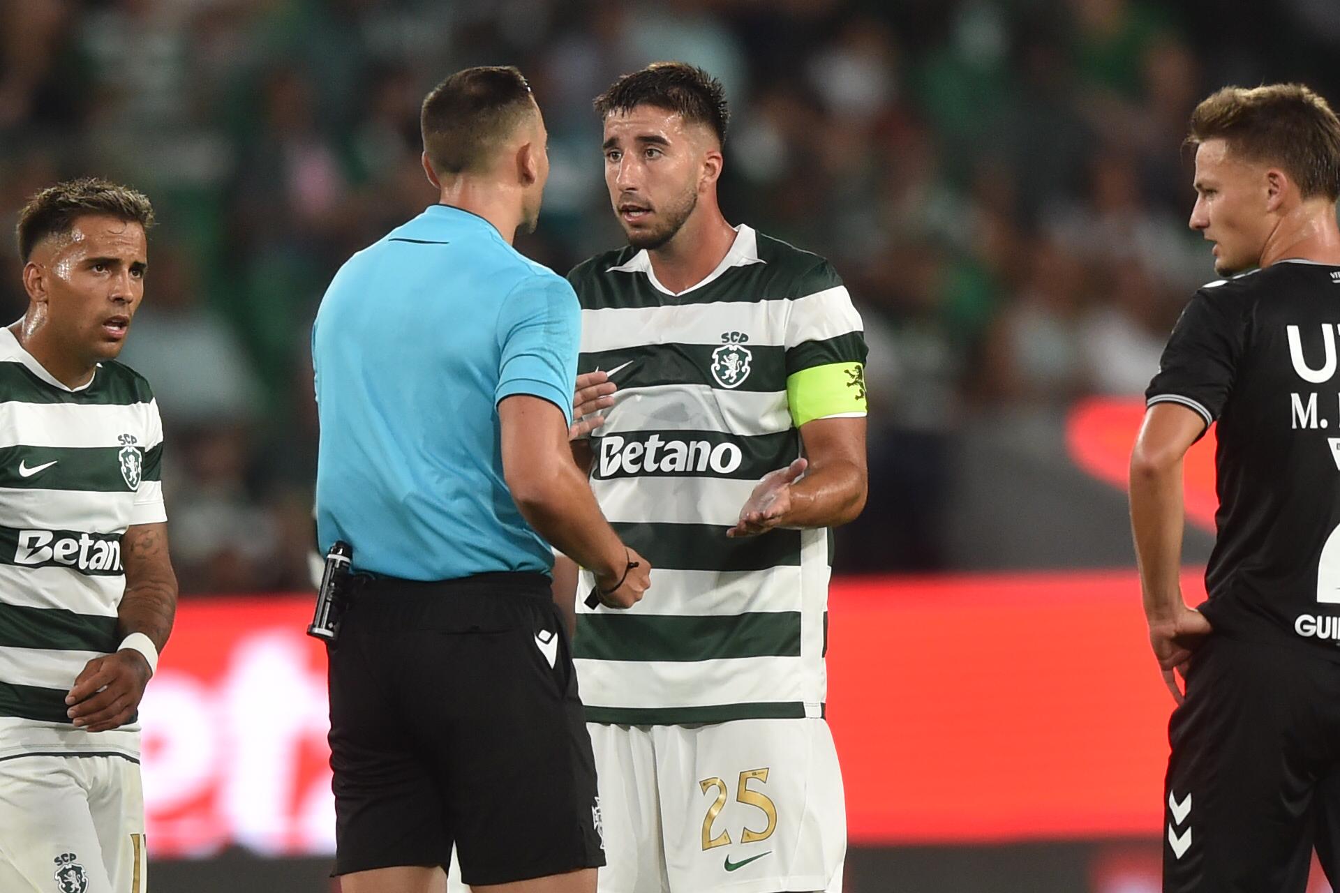 Gonçalo Inácio, capitão do Sporting, fala com o árbitro David Silva - Foto: Miguel Nunes