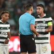 Gonçalo Inácio, capitão do Sporting, fala com o árbitro David Silva - Foto: Miguel Nunes