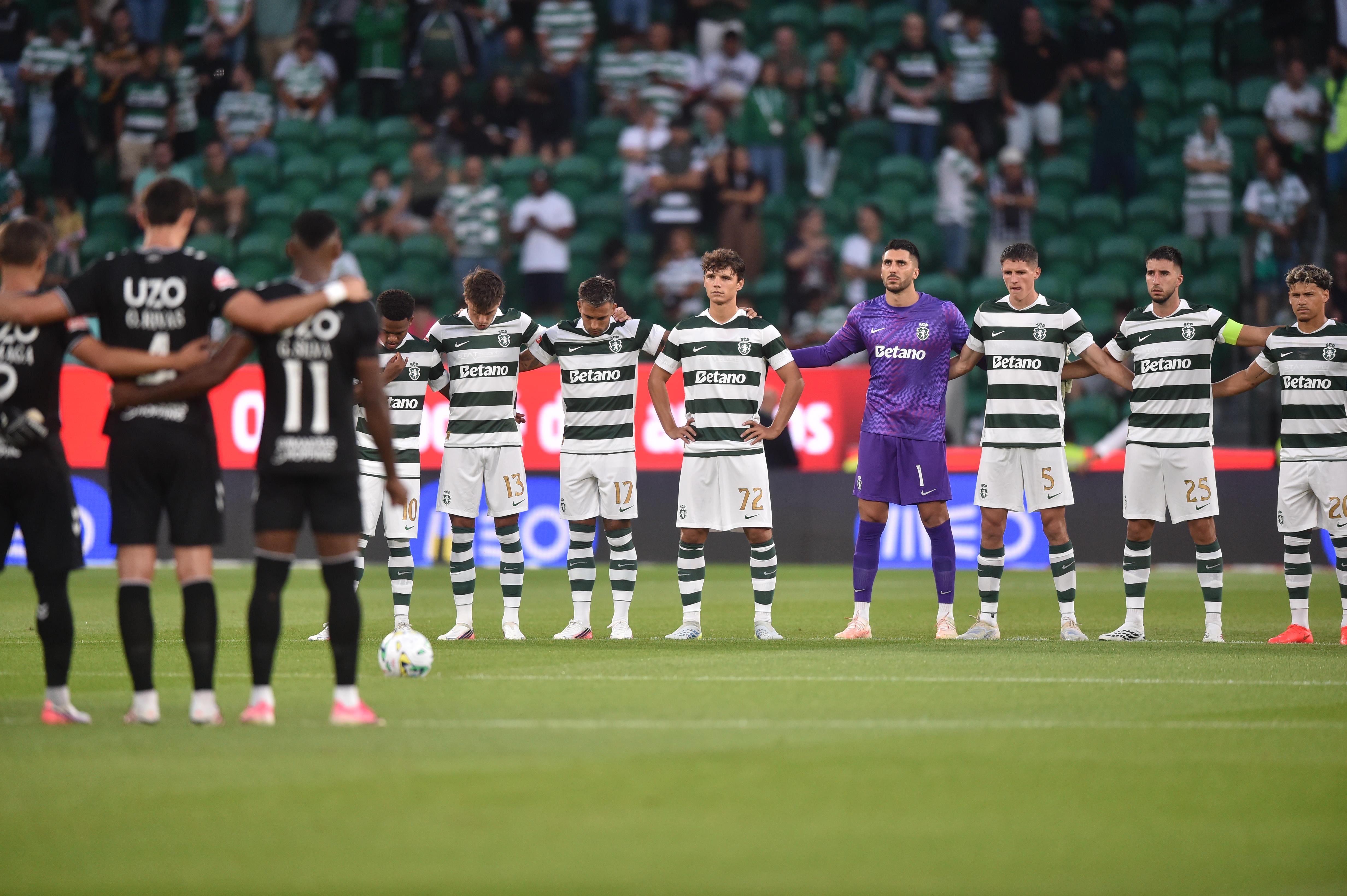 Sporting e V. Guimarães durante o minuto de silêncio em Alvalade - Foto: Miguel Nunes