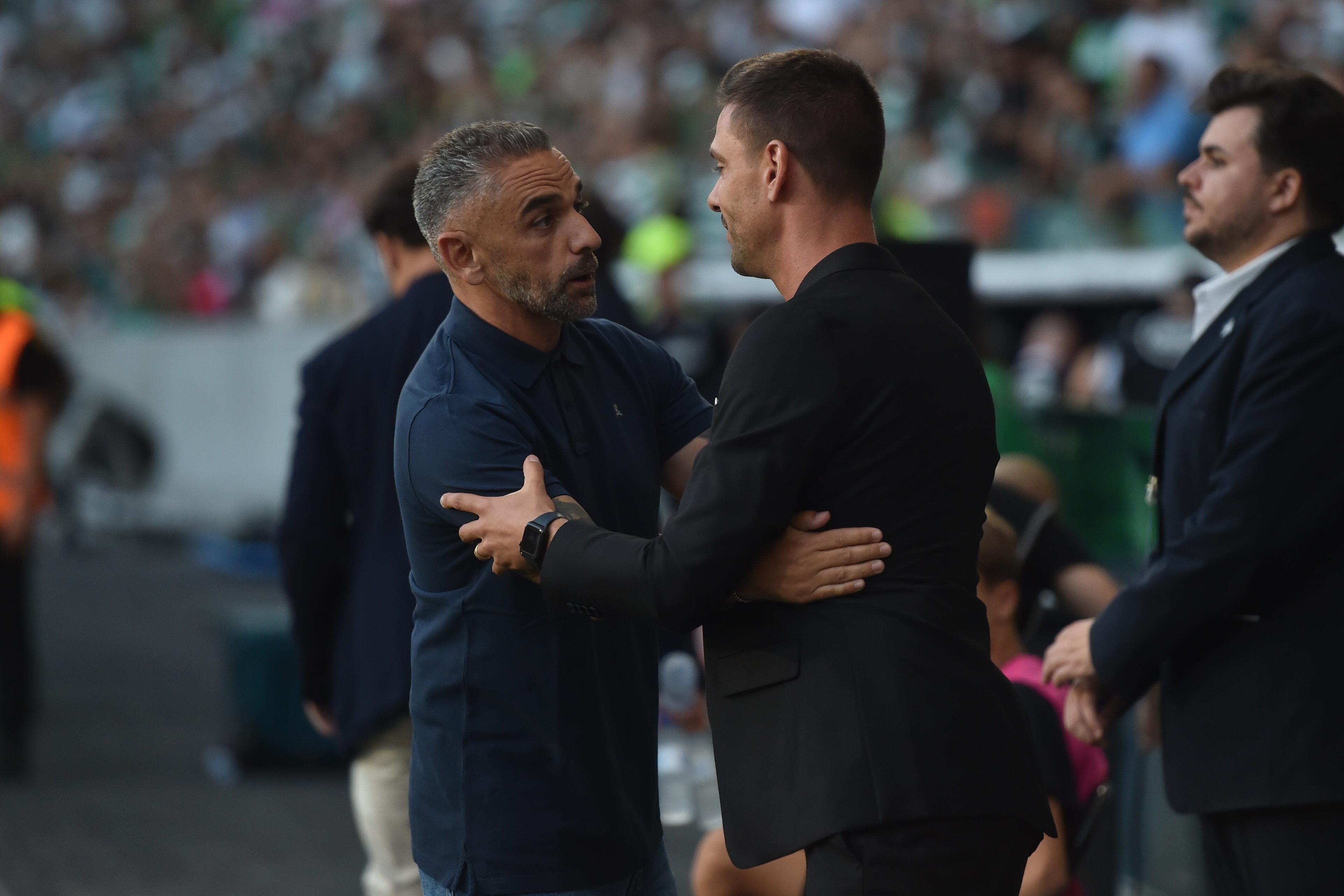 Rui Borges e Tiago Margarido cumprimentam-se antes do jogo entre o Sporting e o V. Guimarães - Foto: Miguel Nunes