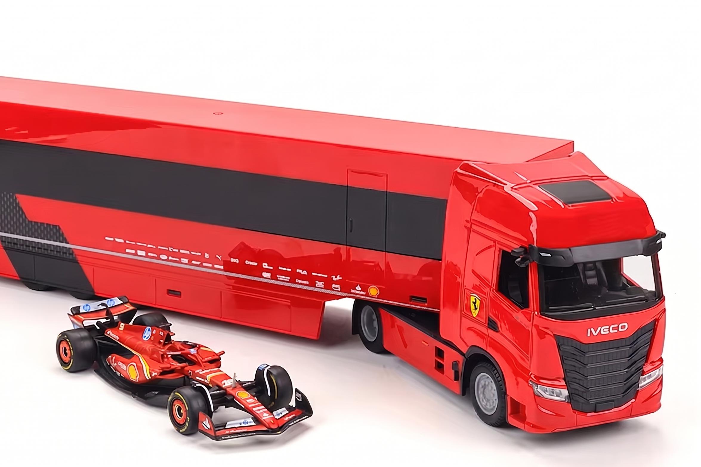 Miniatura à escala 1:43 do carro de Fórmula 1 Ferrari SF24 de 2024 e do respetivo camião de transporte.