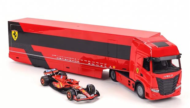 Miniatura à escala 1:43 do carro de Fórmula 1 Ferrari SF24 de 2024 e do respetivo camião de transporte.