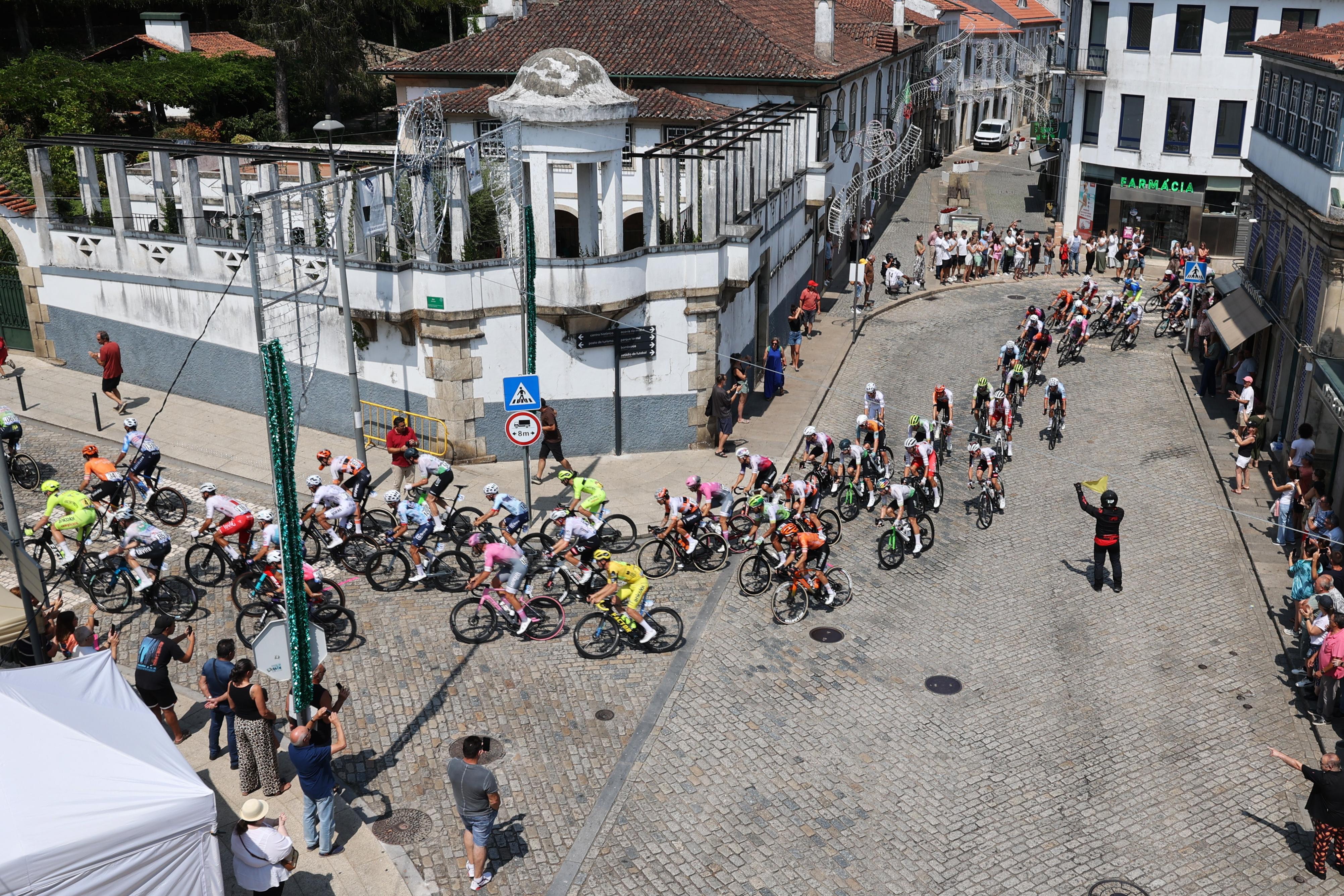 Pelotão da Volta a Portugal viveu dia de enorme tristeza após a morte do ciclista galês Finlay Tarling - Foto: EPA/Nuno Veiga