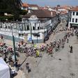 Pelotão da Volta a Portugal viveu dia de enorme tristeza após a morte do ciclista galês Finlay Tarling - Foto: EPA/Nuno Veiga