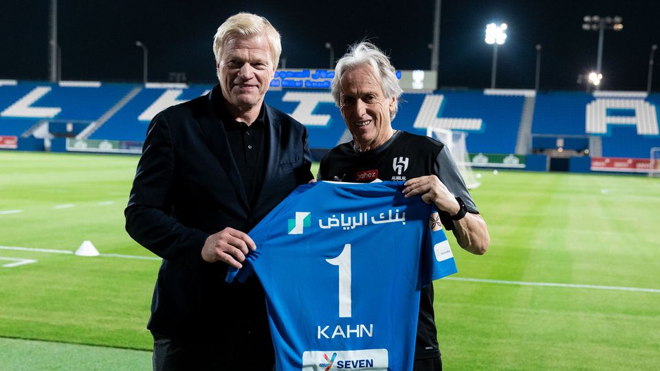 Kahn visitou Al-Hilal e recebeu camisola de Jorge Jesus (vídeo)