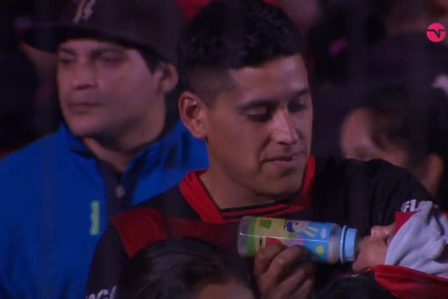 Adepto argentino dá biberão ao filho nas bancadas