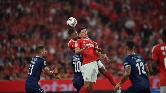 Kokçu volta a assistir e António Silva faz o terceiro golo do Benfica (vídeo)