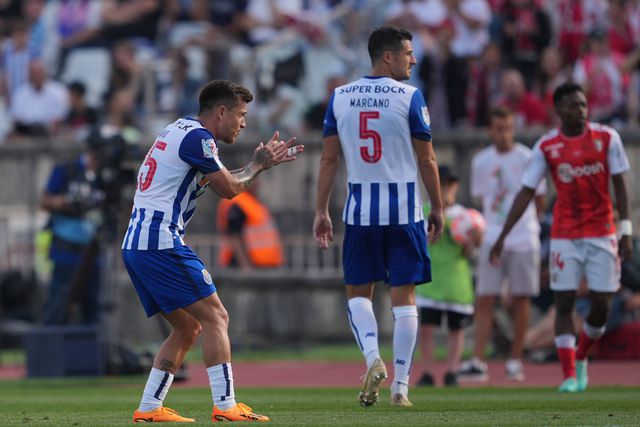 O 'pormaior' do último FC Porto-Farense: gigante espanhol na homenagem ao baixinho