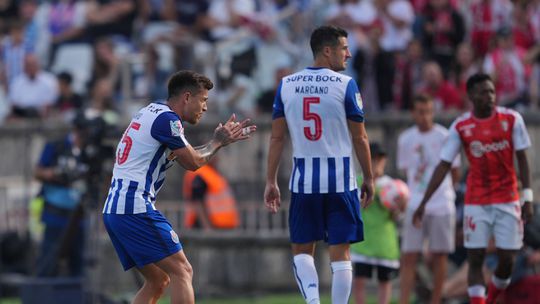 O 'pormaior' do último FC Porto-Farense: gigante espanhol na homenagem ao baixinho