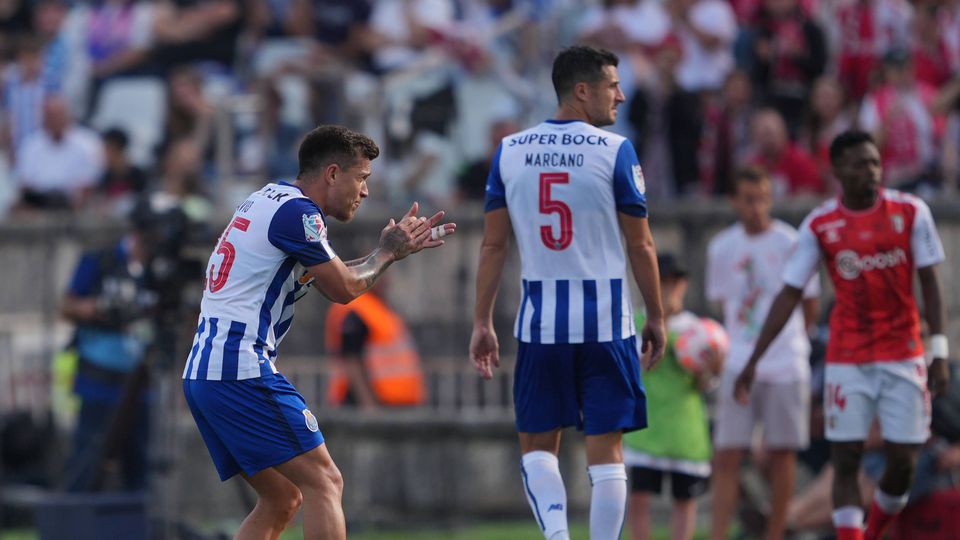 O 'pormaior' do último FC Porto-Farense: gigante espanhol na homenagem ao baixinho