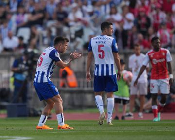 O 'pormaior' do último FC Porto-Farense: gigante espanhol na homenagem ao baixinho