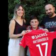 VÍDEO: jovem que chorou saída de Akturkoglu recebeu camisola do Benfica