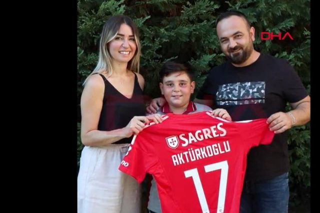 VÍDEO: jovem que chorou saída de Akturkoglu recebeu camisola do Benfica