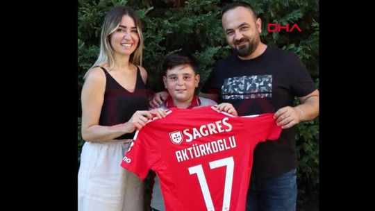 VÍDEO: jovem que chorou saída de Akturkoglu recebeu camisola do Benfica