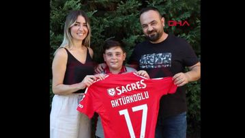 VÍDEO: jovem que chorou saída de Akturkoglu recebeu camisola do Benfica