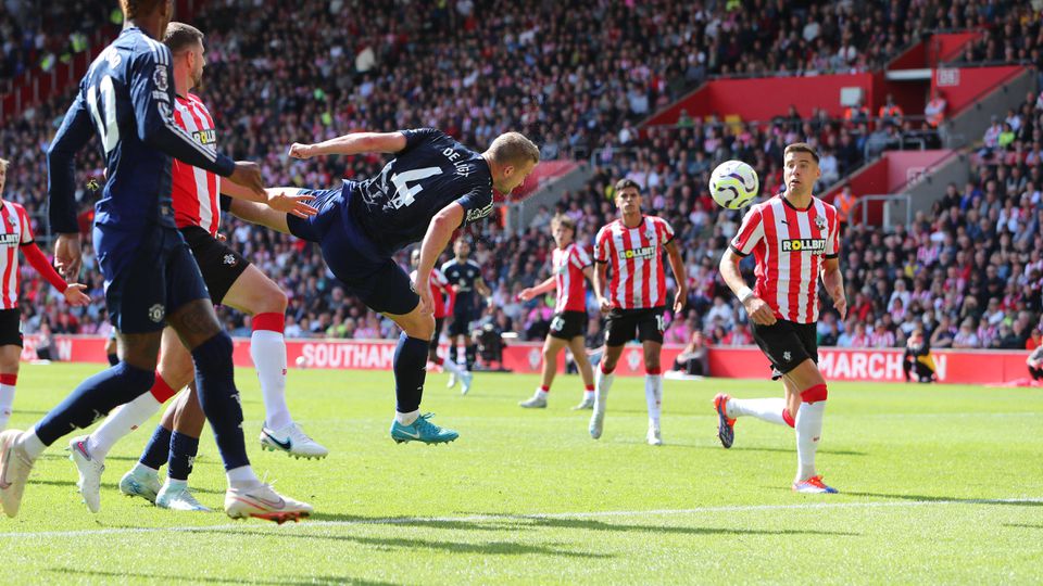 Vídeo: De Ligt estreia-se a marcar pelo Man. United, após cruzamento de Bruno Fernandes