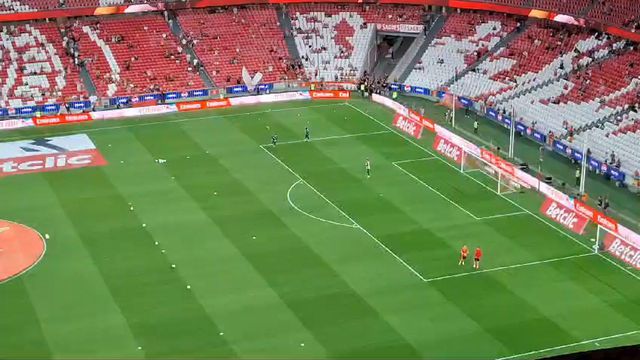 Van Halen inspira Trubin no aquecimento (vídeo)