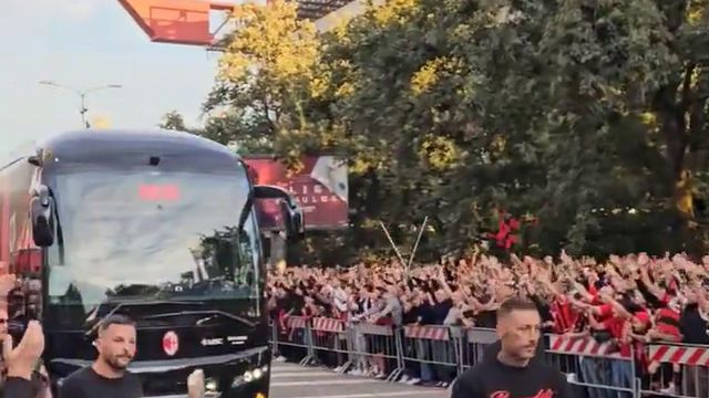 Paulo Fonseca apertado pela claque do Milan