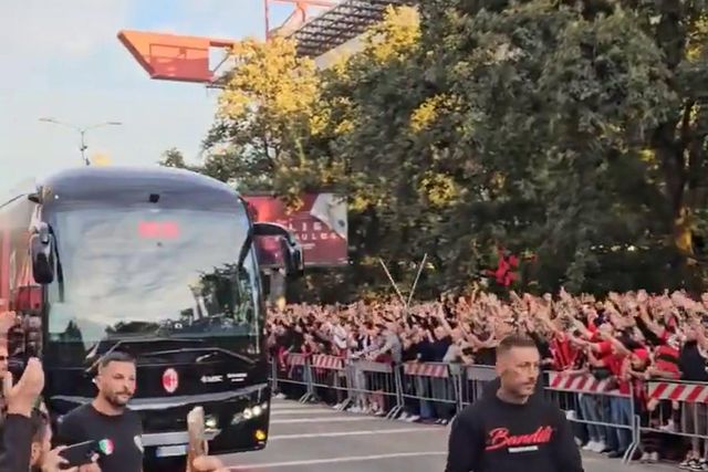 Paulo Fonseca apertado pela claque do Milan